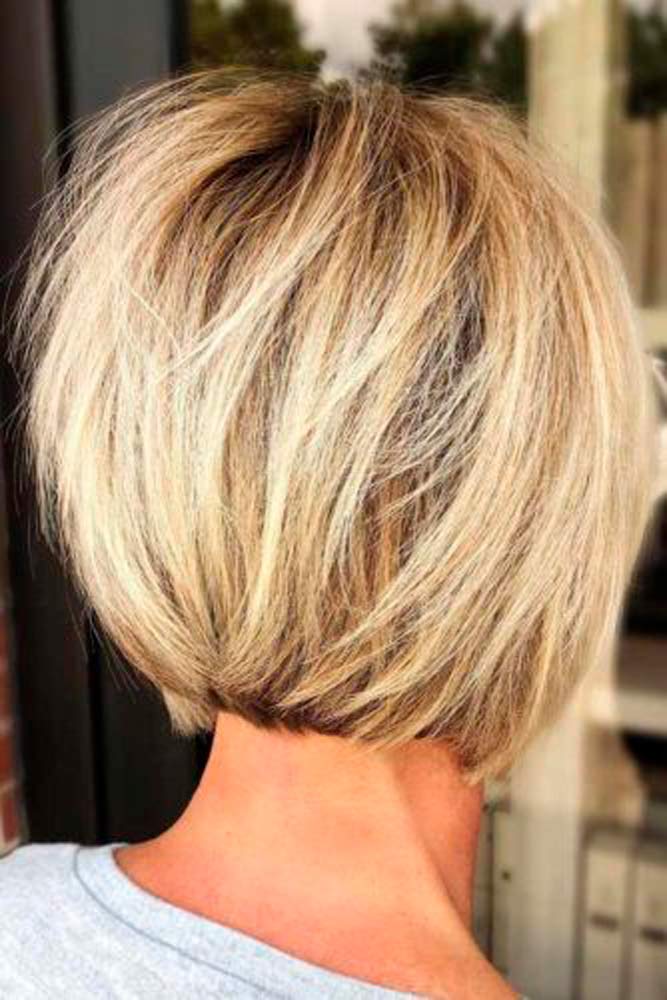 Collarbone Blonde Bob With Stacked Layers — Trendy Blonde Bob