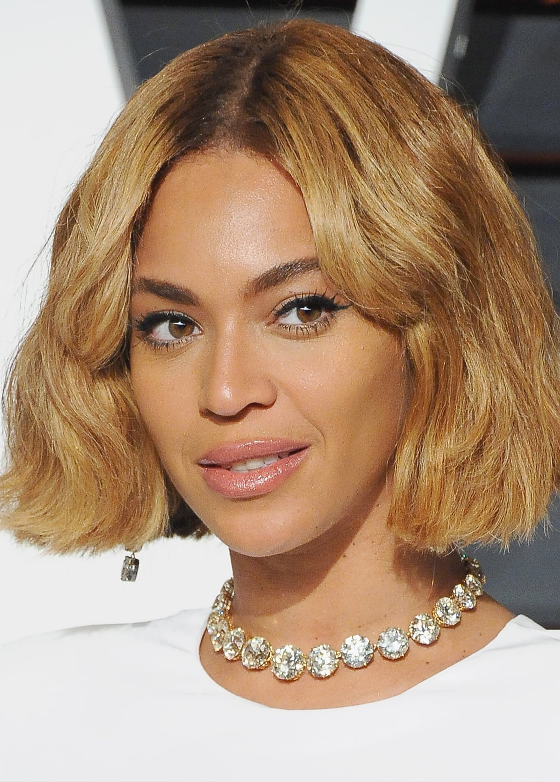 Chin Length Honey Blonde Bob With Root Shadow, Close-Up Take — Trendy Blonde Bob