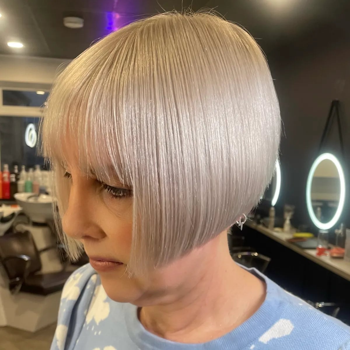 Chin Length Sleek Ash Blonde Bob With Blunt Bangs — Trendy Blonde Bob