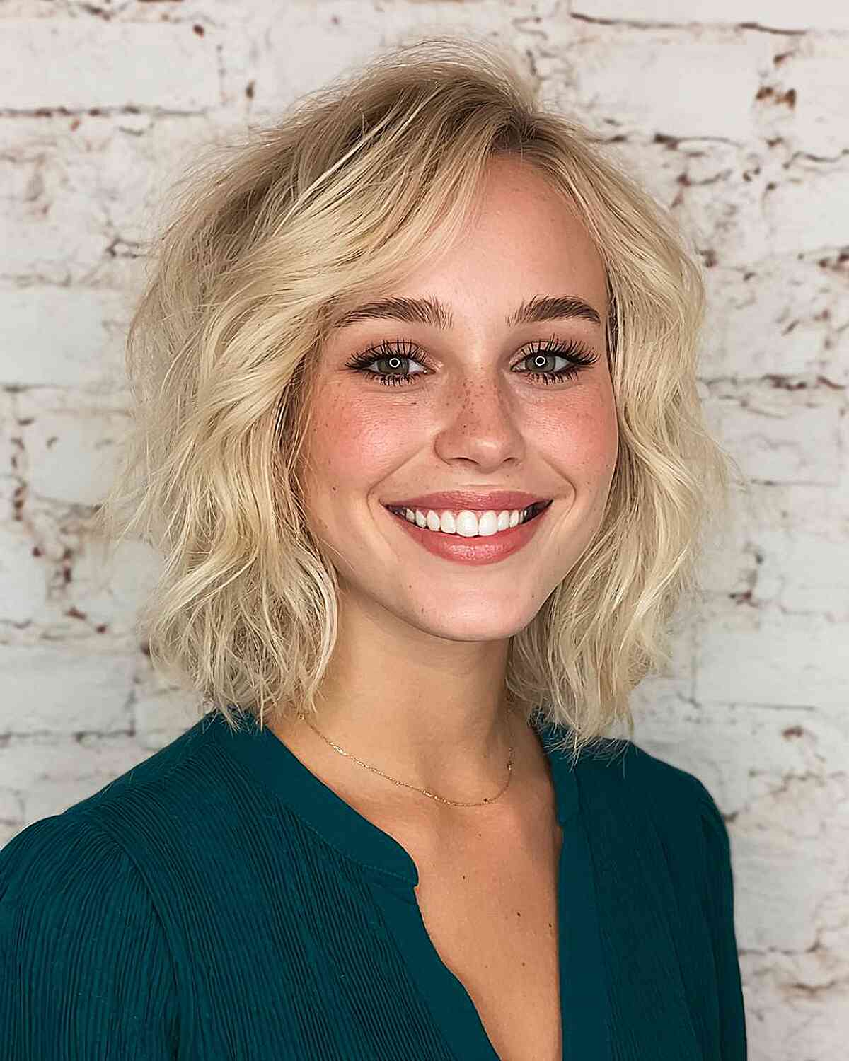 Collarbone Beige Blonde Bob With Soft Waves — Trendy Blonde Bob