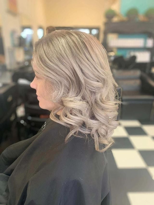 Chin Bob Cool Ash Blonde Curls Chin Bob Cool Ash Blonde Curls — Trendy Blonde Hairstyles