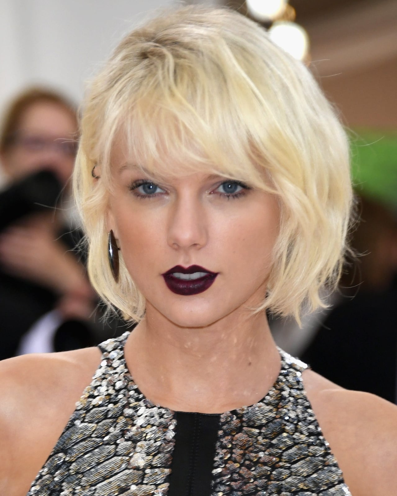 Platinum Blonde Bob With Blunt Bangs, Chin Platinum Blonde Bob With Blunt Bangs, Chin — Trendy Blonde Lob