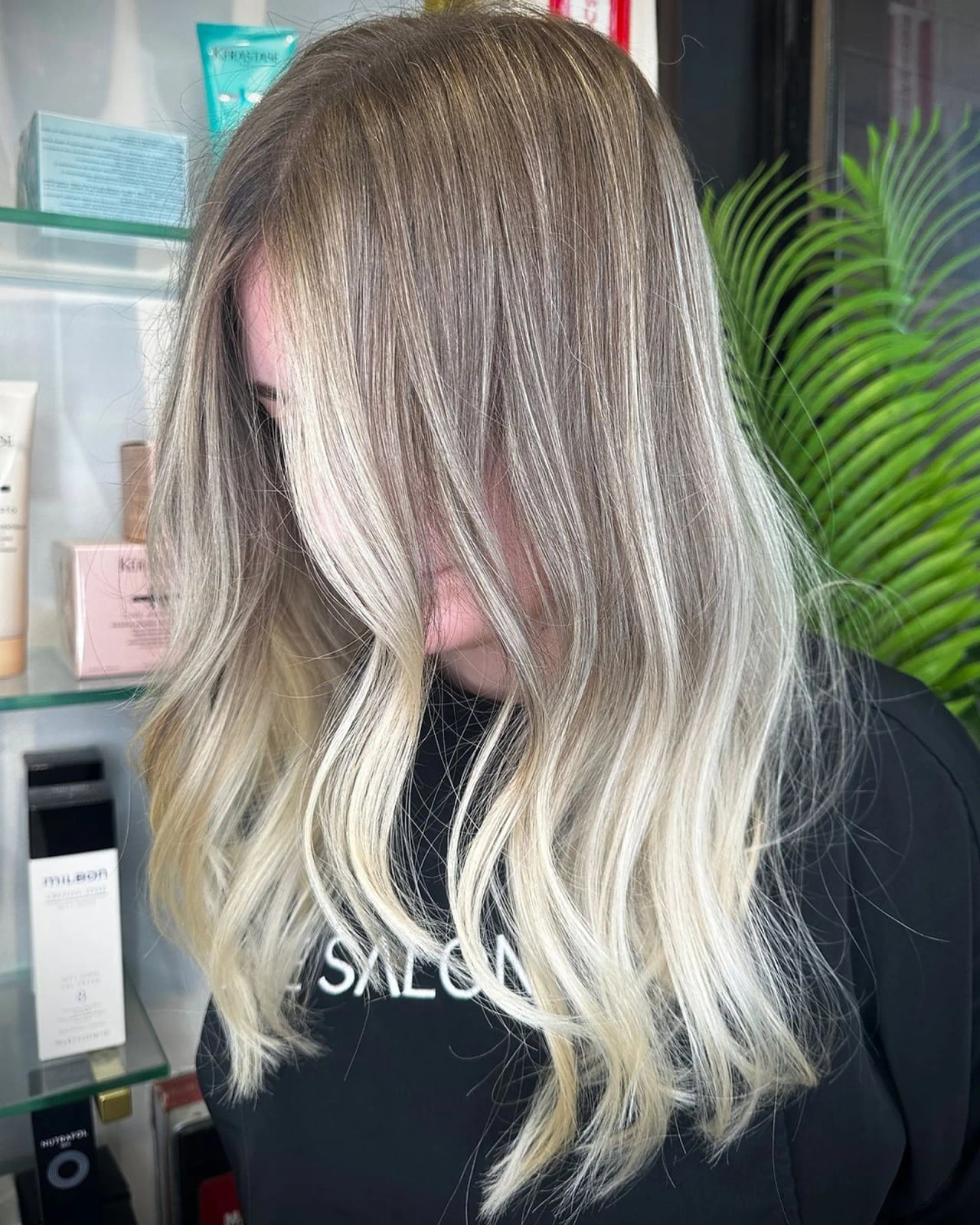 Mid-Back Cool Blonde Balayage, Middle — Trendy Blonde Wavy Hair