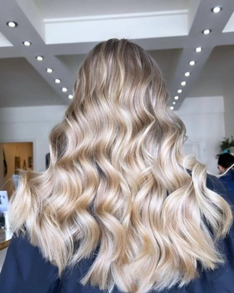Collarbone Platinum Blonde With Balayage — Trendy Blonde Wavy Hair