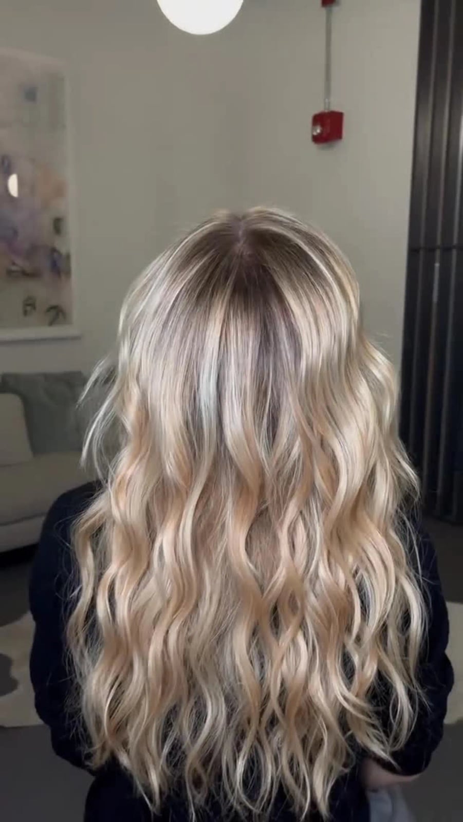 Collarbone Cool Blonde With Dimensional Colour — Trendy Blonde Wavy Hair