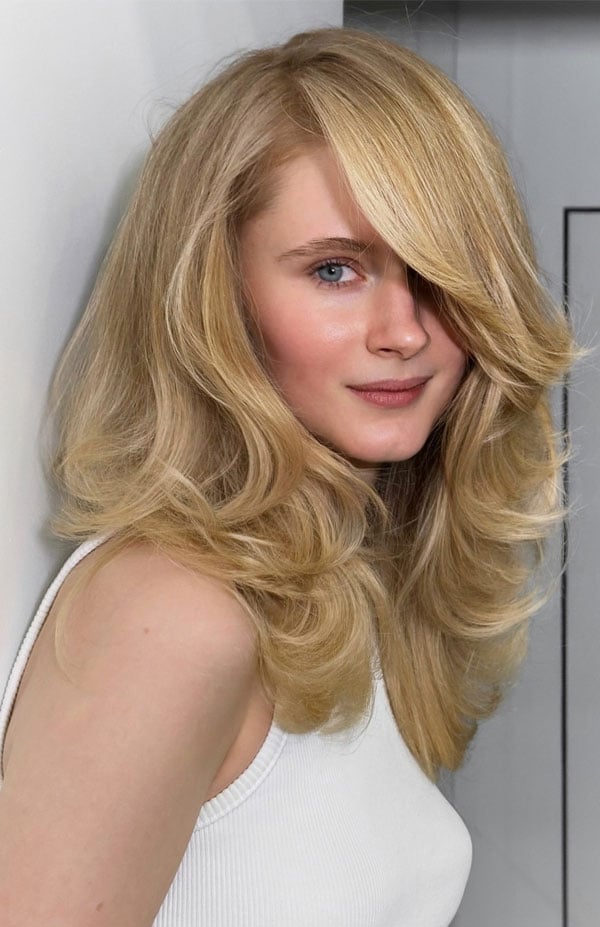 Collarbone Honey Blonde With Vintage Volume — Trendy Blonde Wavy Hair