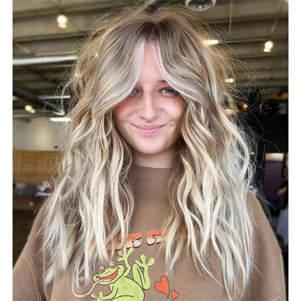 Collarbone Bright Blonde With Foils — Trendy Blonde Wavy Hair