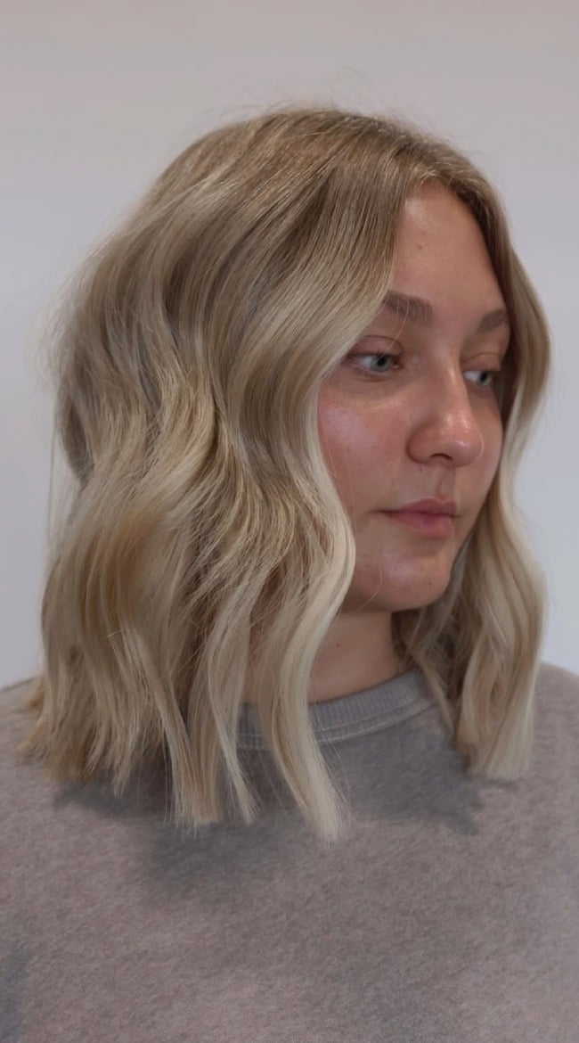 Collarbone Lob With Creamy Blonde Highlights — Trendy Blonde Wavy Hair