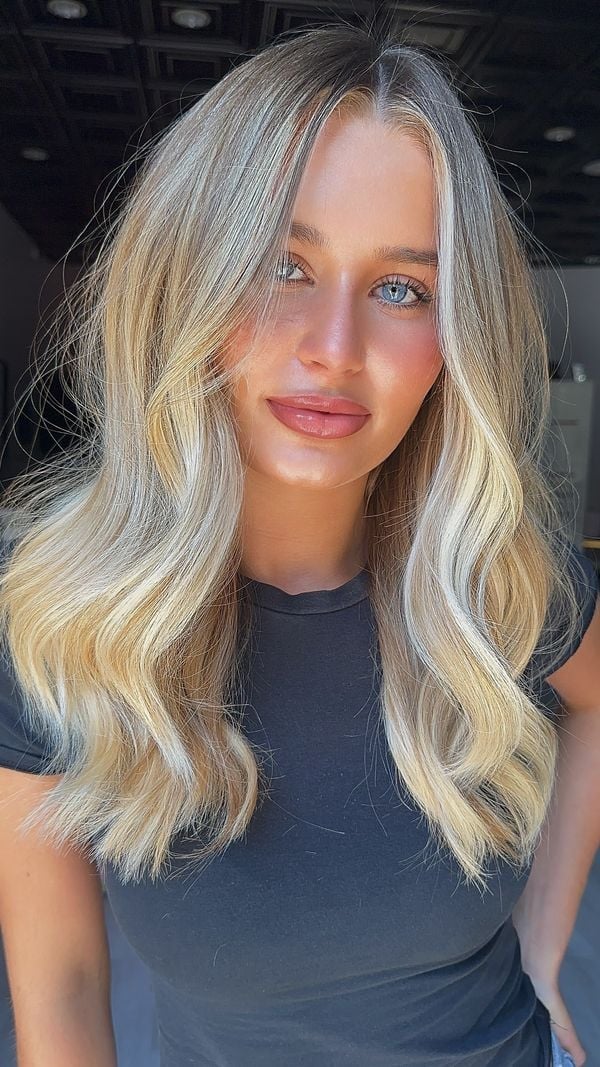 Collarbone Ash Blonde With Face-Framing Layers — Trendy Blonde Wavy Hair