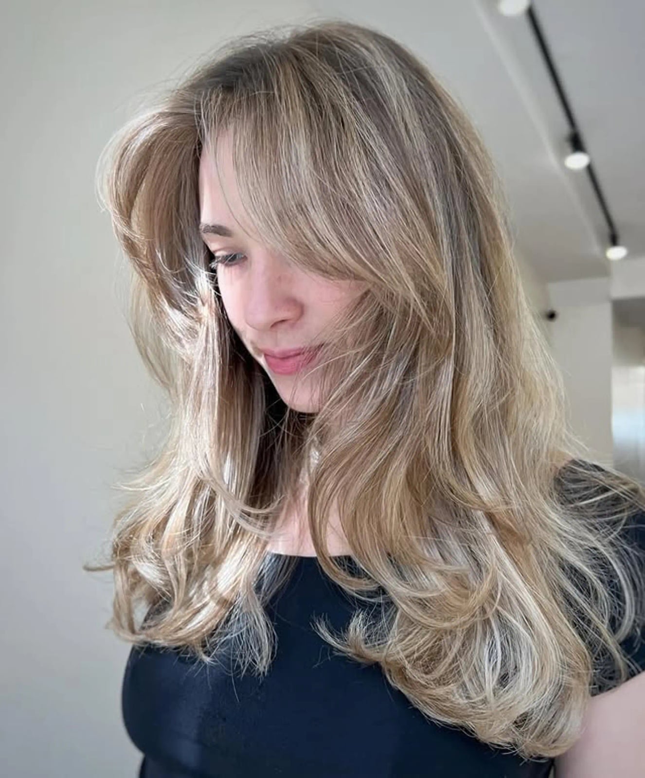 Mid-Back Honey Blonde With Face-Framing Layers — Trendy Blonde Wavy Hair