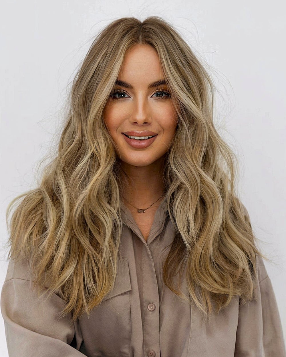 Mid-Back Beige Blonde With Balayage and Long Layers — Trendy Blonde Wavy Hair