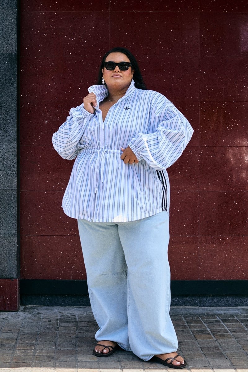 Casual Striped Shirt with Wide-Leg Jeans Casual Striped Shirt with Wide-Leg Jeans — Trendy Blue and White Outfits