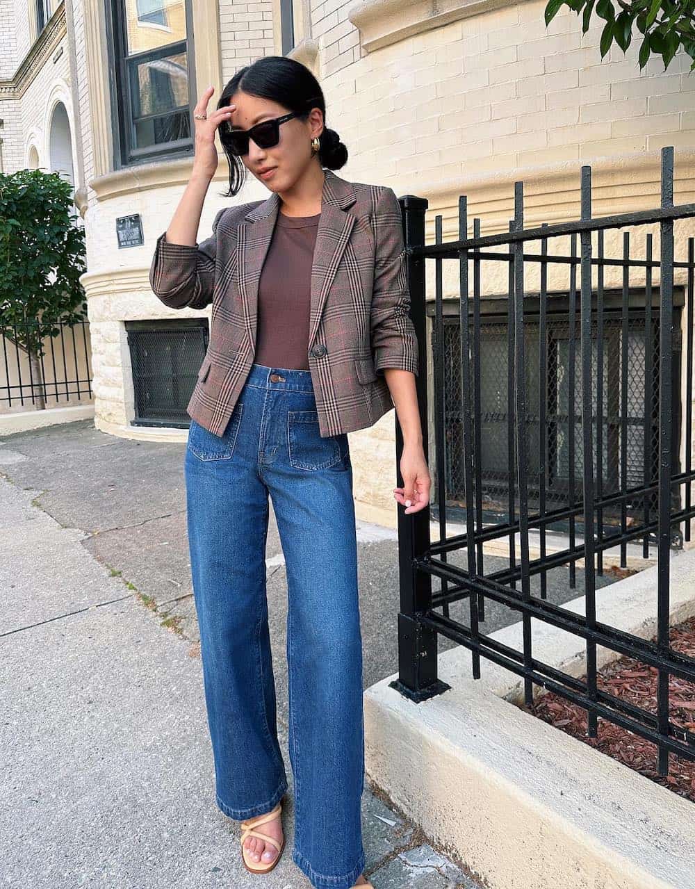 Brown T-Shirt and Plaid Blazer with Wide Leg Jeans Brown T-Shirt and Plaid Blazer with Wide Leg Jeans — Trendy Blue Jeans Outfits