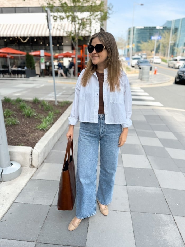 Cropped Linen Shirt and Ballet Flats with Wide Leg Jeans Cropped Linen Shirt and Ballet Flats with Wide Leg Jeans — Trendy Blue Jeans Outfits