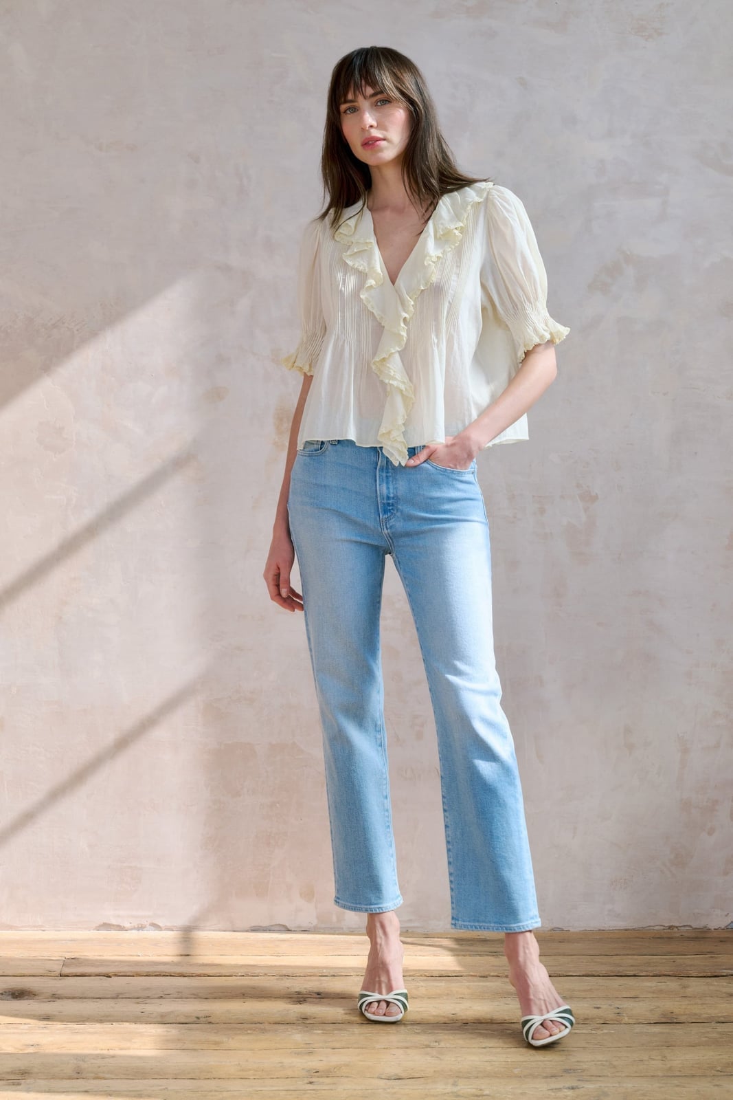 Ruffled Blouse and Heeled Sandals with Cropped Jeans Ruffled Blouse and Heeled Sandals with Cropped Jeans — Trendy Blue Jeans Outfits