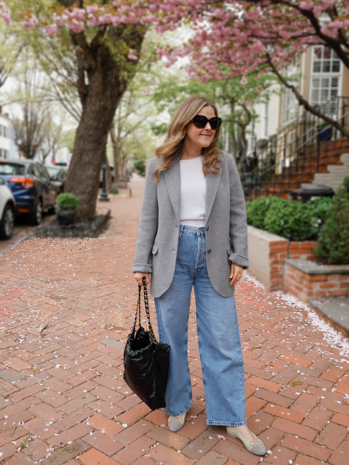 Grey Blazer and Ballet Flats with Wide Leg Jeans Grey Blazer and Ballet Flats with Wide Leg Jeans — Trendy Blue Jeans Outfits