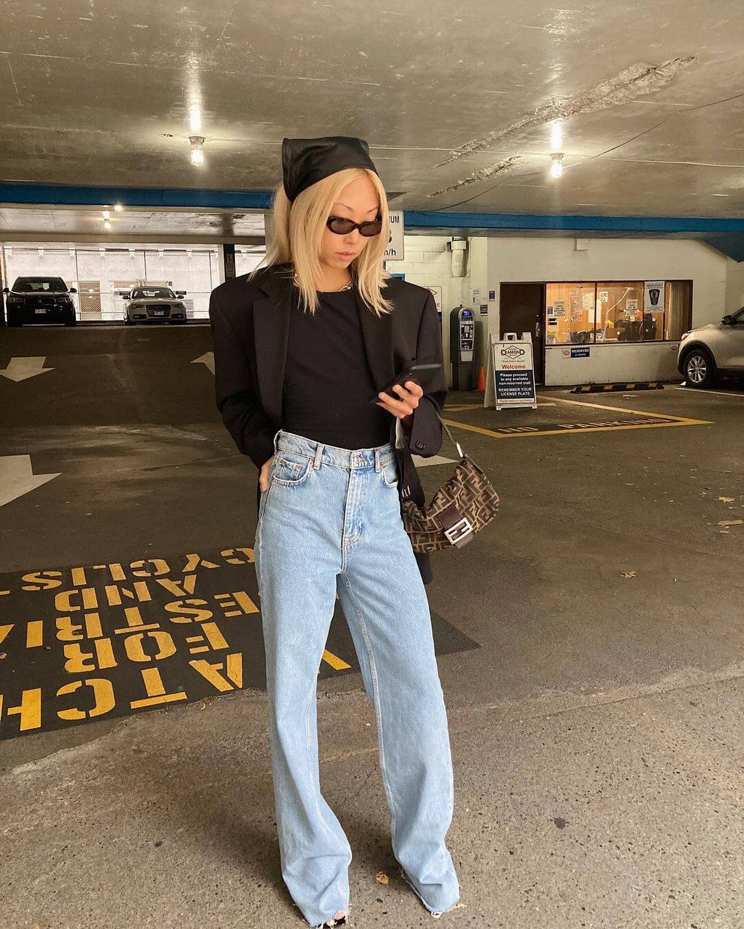 Black T-Shirt and Oversized Blazer with Light, Office-Safe Version Black T-Shirt and Oversized Blazer with Light, Office-Safe Version — Trendy Blue Jeans Outfits