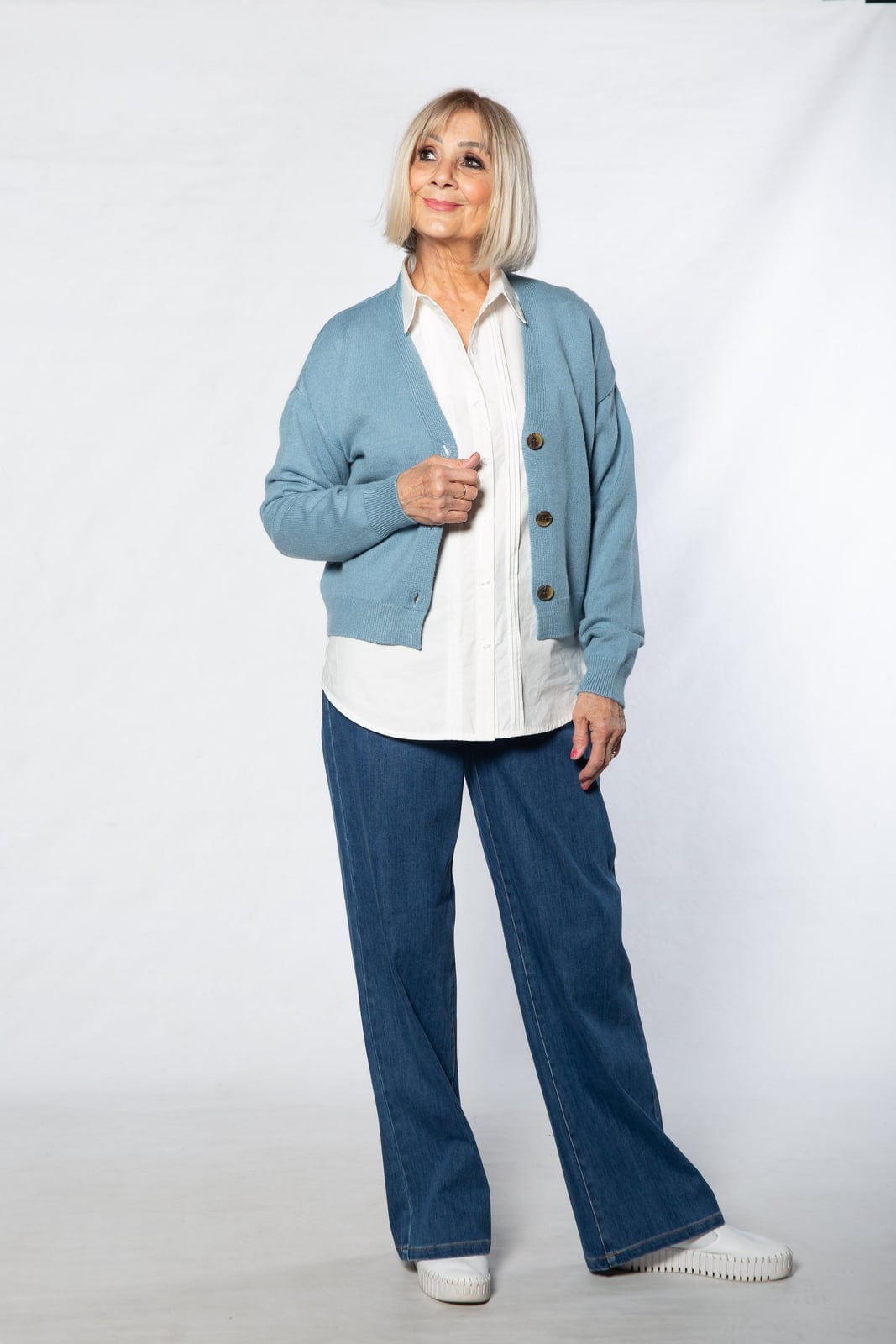Blue Cardigan Over White Shirt And Wide Leg Jeans Blue Cardigan Over White Shirt And Wide Leg Jeans — Trendy Blue Outfits