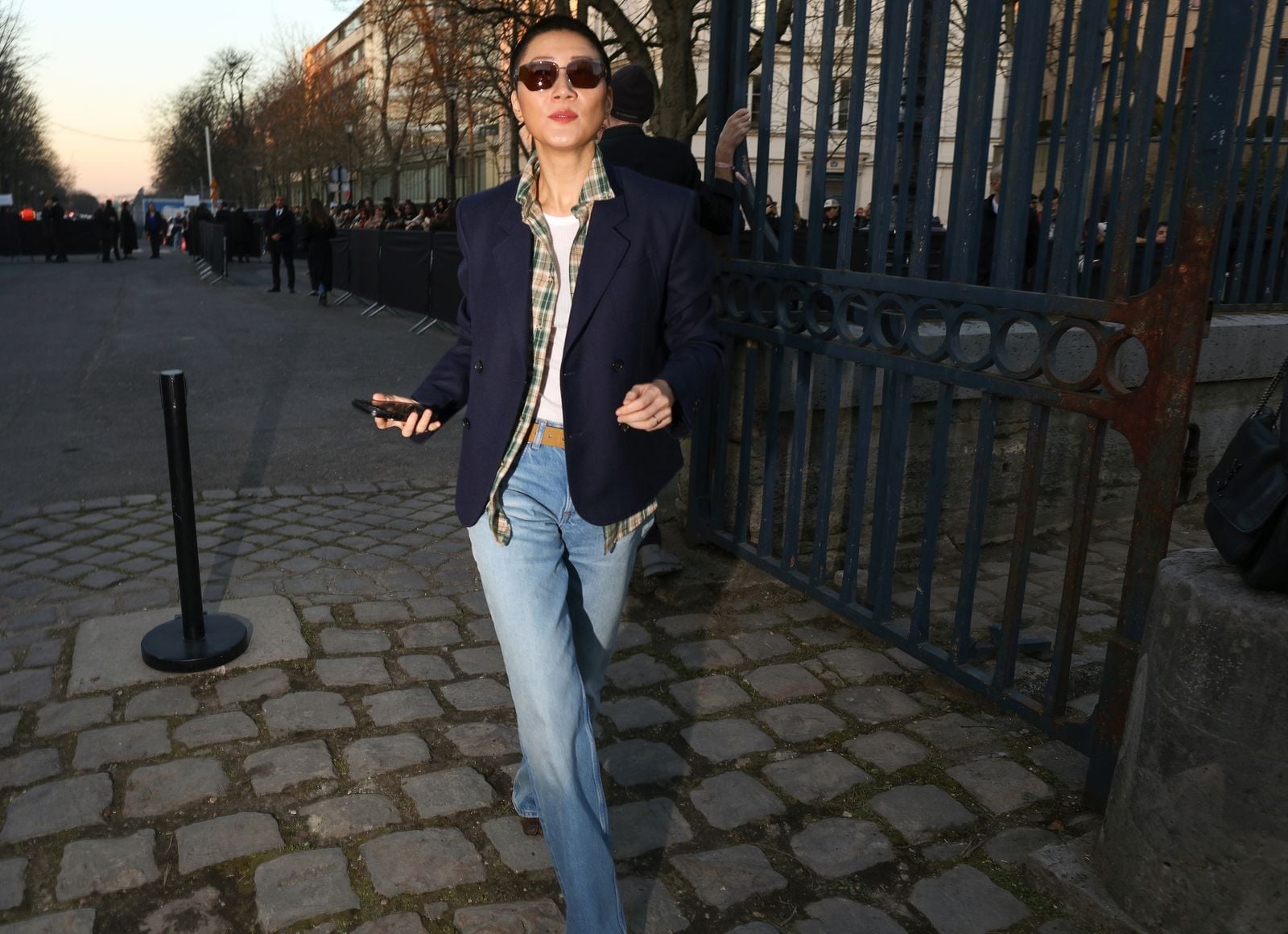 Navy Blazer Over Plaid Shirt And Wide Leg Jeans Navy Blazer Over Plaid Shirt And Wide Leg Jeans — Trendy Blue Outfits
