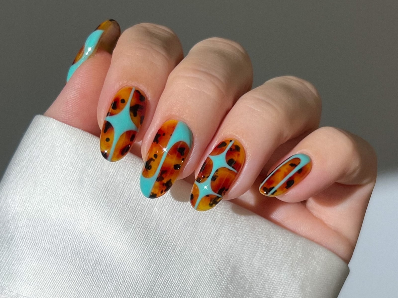 Medium Oval Tortoiseshell Turquoise Accents Medium Oval Tortoiseshell Turquoise Accents — Trendy Boho Nails