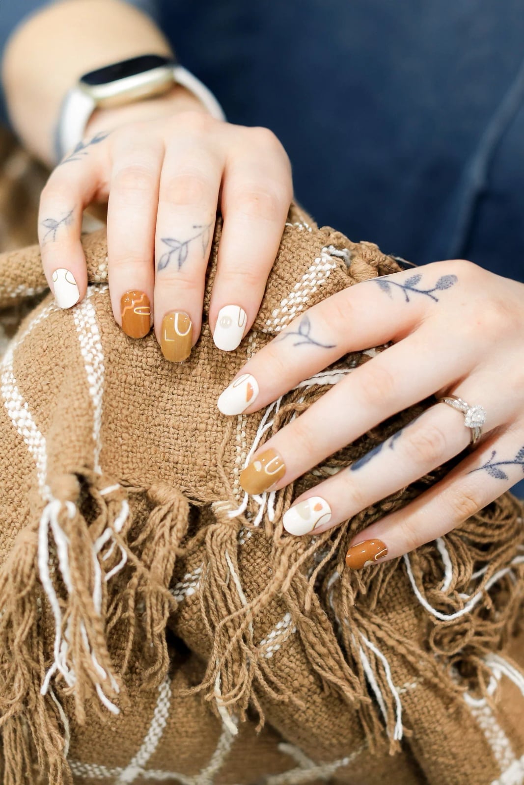 Short Oval Neutral Abstract Line Art Nails Short Oval Neutral Abstract Line Art Nails — Trendy Boho Nails