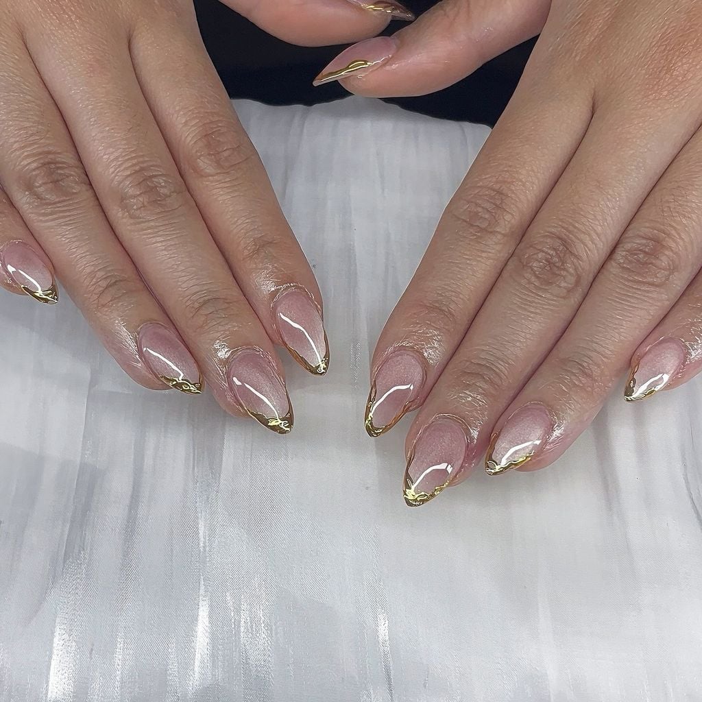 Medium Sharp Almond Nude Gold Line French With острый миндаль — Trendy Bridesmaid Nails
