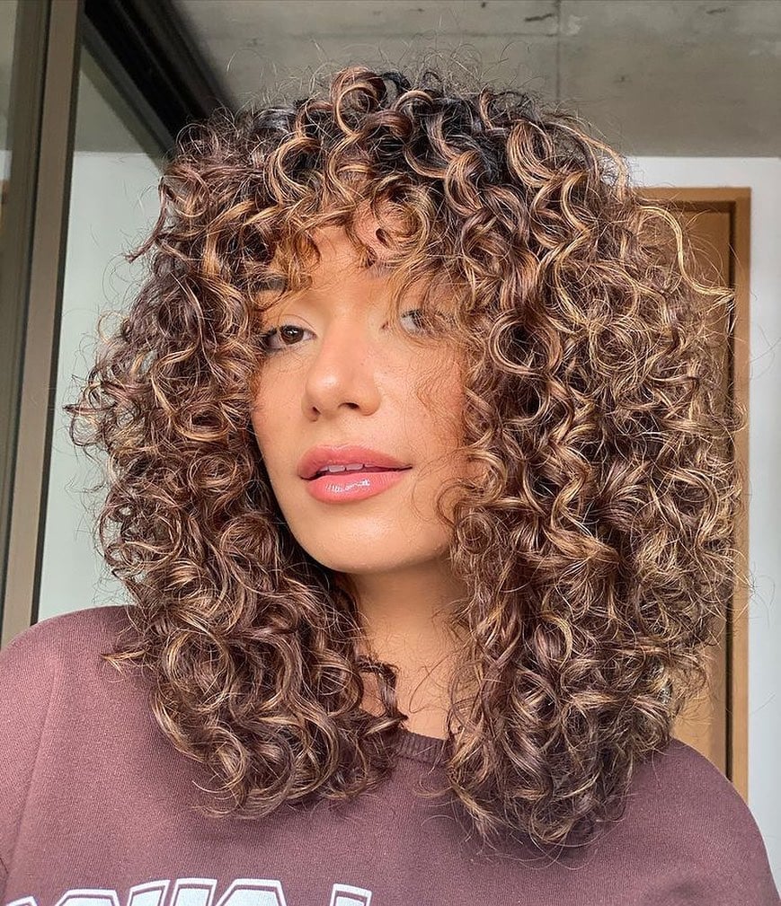 Collarbone Curly Hair With Curtain Bangs Collarbone Curly Hair With Curtain Bangs — Trendy Brown Curly Hair