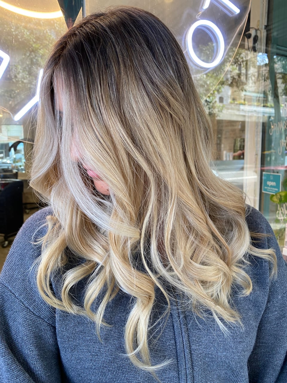 Medium Brown Collarbone Curls With Curtain Bangs Medium Brown Collarbone Curls With Curtain Bangs — Trendy Brown Hair with Blonde Highlights