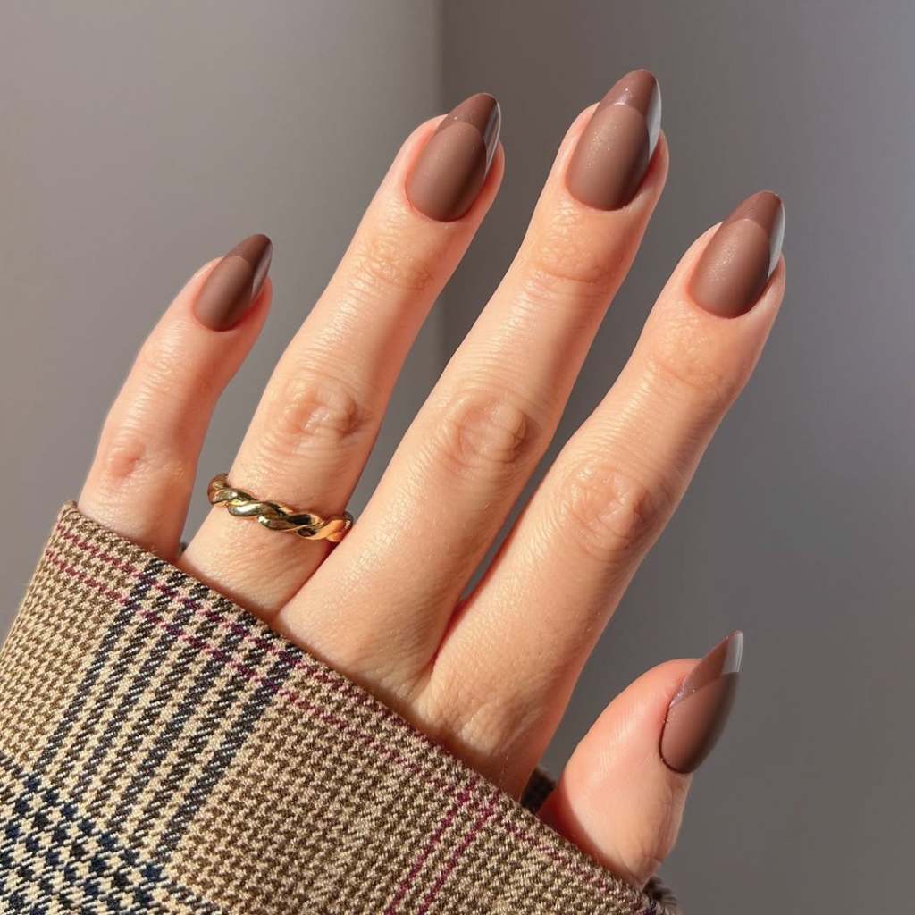 Sheer Nude Accent with Wavy Gold Lines — Trendy Brown Nails