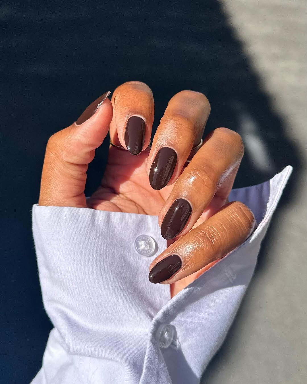 Medium Oval Glossy Tortoiseshell Nails — Trendy Brown Nails