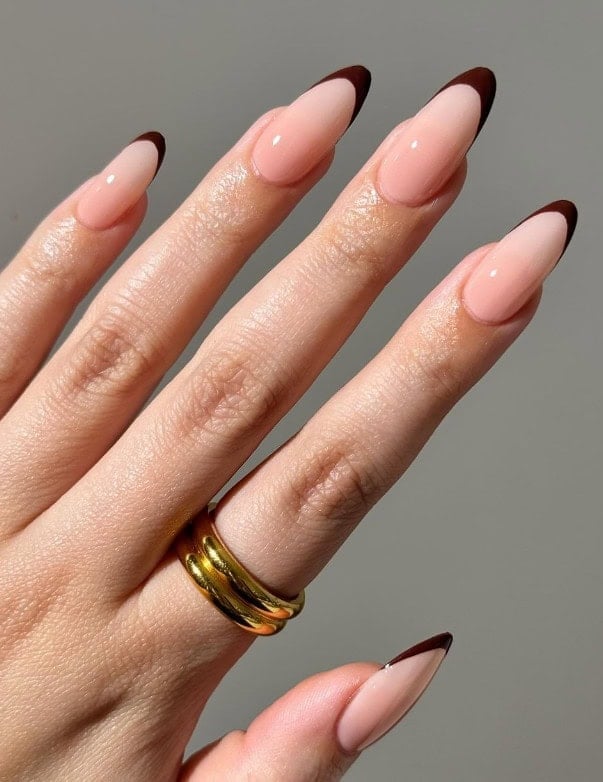Medium Oval Brown Marble with Gold Glitter Nails — Trendy Brown Nails