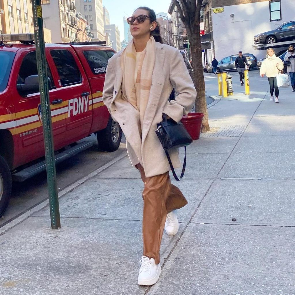 Brown Leather Trousers with Beige Layers and White, Close-Up Take Brown Leather Trousers with Beige Layers and White, Close-Up Take — Trendy Brown Pants Outfits