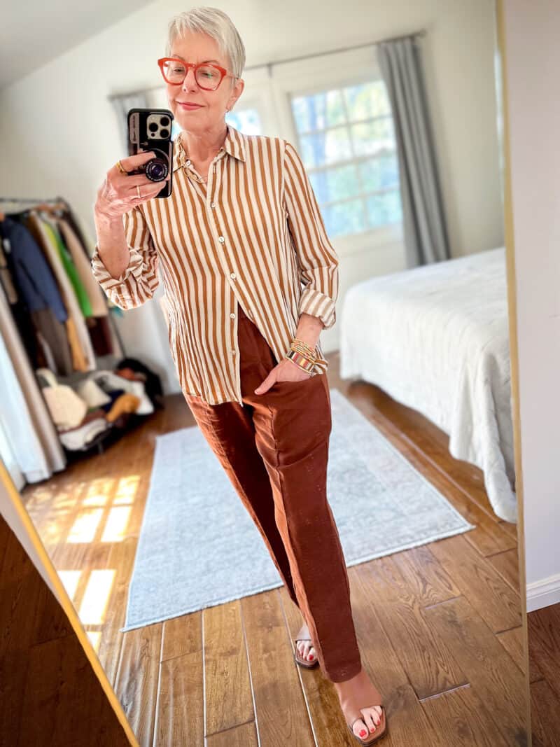 Rust Brown Linen Trousers with a Striped Shirt, Close-Up Take Rust Brown Linen Trousers with a Striped Shirt, Close-Up Take — Trendy Brown Pants Outfits