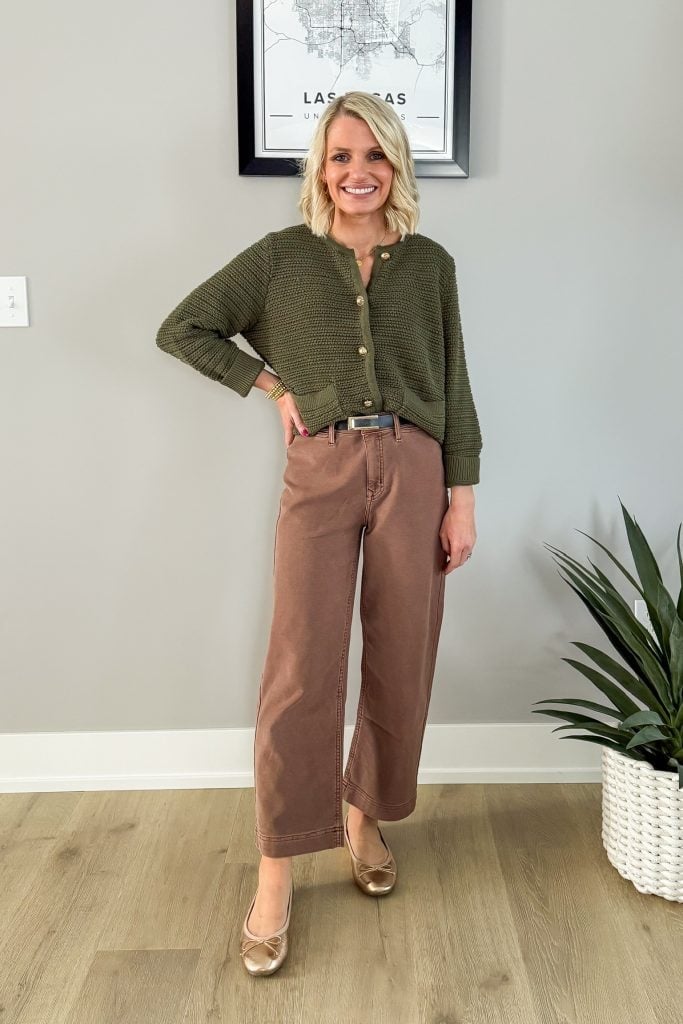 Cropped Brown Trousers with a Green Cardigan and Ballet Flats Cropped Brown Trousers with a Green Cardigan and Ballet Flats — Trendy Brown Pants Outfits