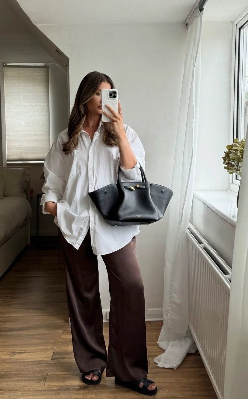 Wide-leg Linen Pants with an Oversized White Shirt and Black Tote Bag Wide-leg Linen Pants with an Oversized White Shirt and Black Tote Bag — Trendy Brown Pants Outfits