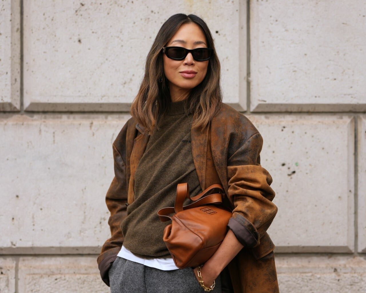 Brown Suede Jacket Over White Mini Dress With Tan Knee-High Boots Brown Suede Jacket Over White Mini Dress With Tan Knee-High Boots — Trendy Brown Suede Jacket Outfit
