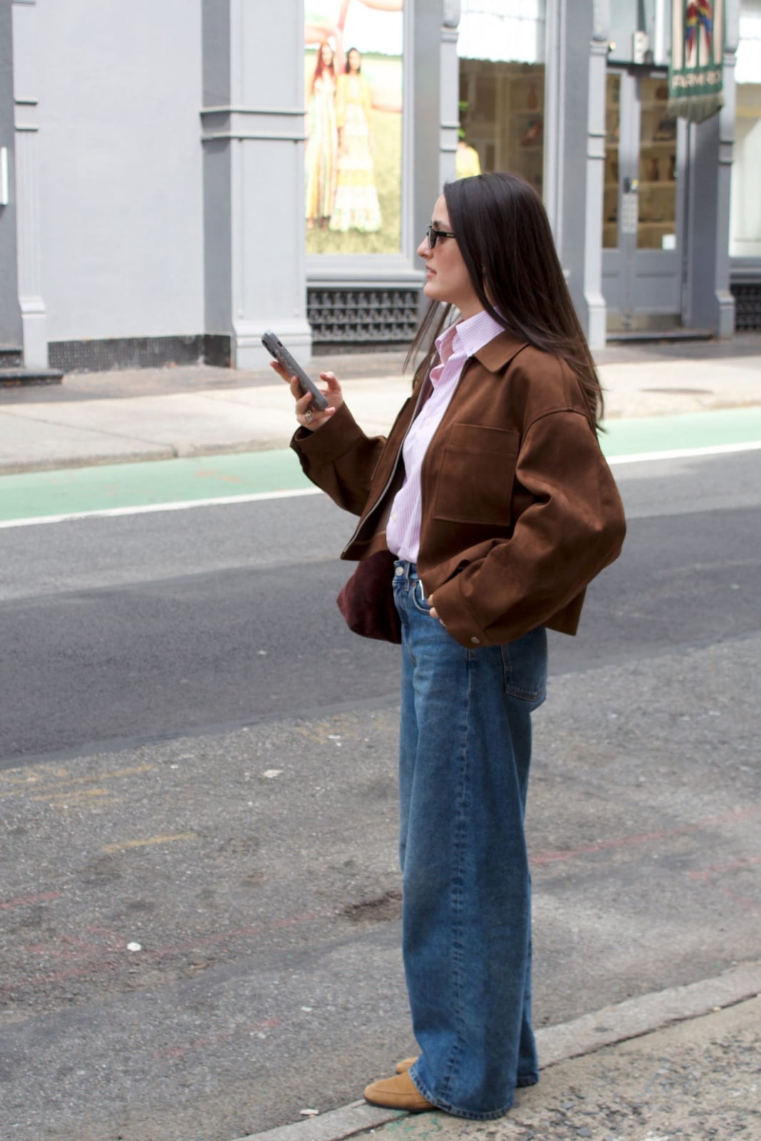 Cropped Brown Suede Jacket with Pink Shirt Cropped Brown Suede Jacket with Pink Shirt — Trendy Brown Suede Jacket Outfit