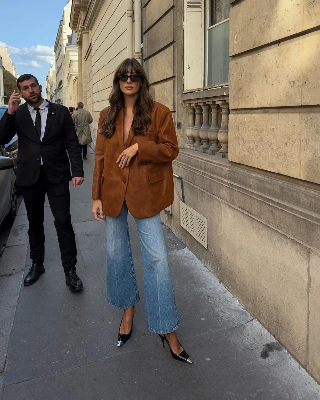 Unbuttoned Oversized Brown Suede Blazer with Jeans Unbuttoned Oversized Brown Suede Blazer with Jeans — Trendy Brown Suede Jacket Outfit
