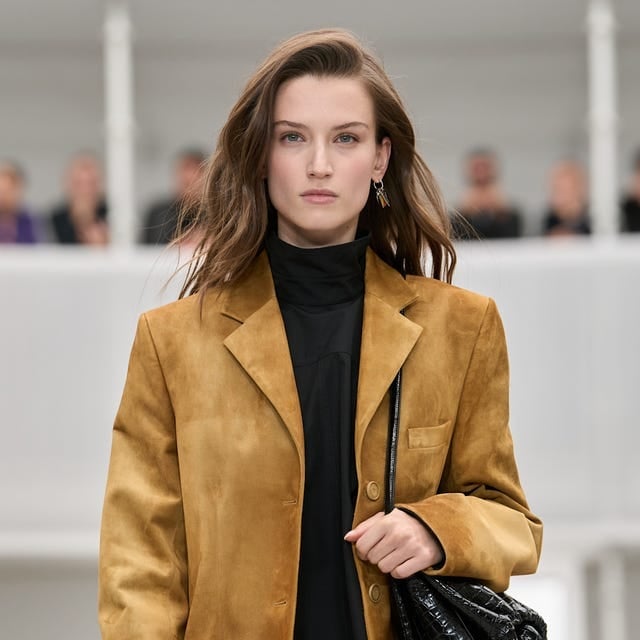 Oversized Brown Suede Blazer with Black Turtleneck Oversized Brown Suede Blazer with Black Turtleneck — Trendy Brown Suede Jacket Outfit