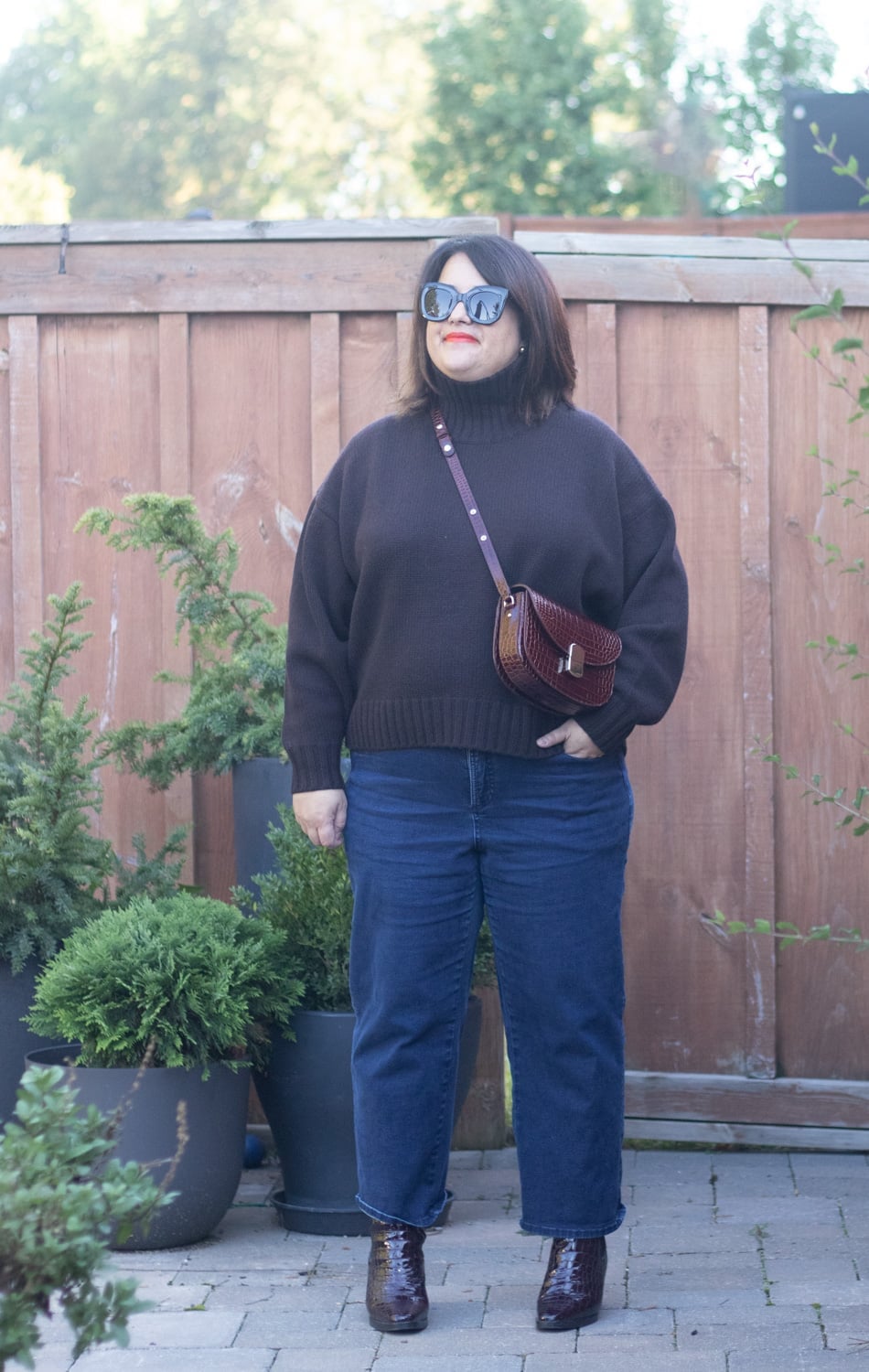 Oversized Brown Turtleneck Sweater with Straight-Leg Jeans Oversized Brown Turtleneck Sweater with Straight-Leg Jeans — Trendy Brown Sweater Outfit