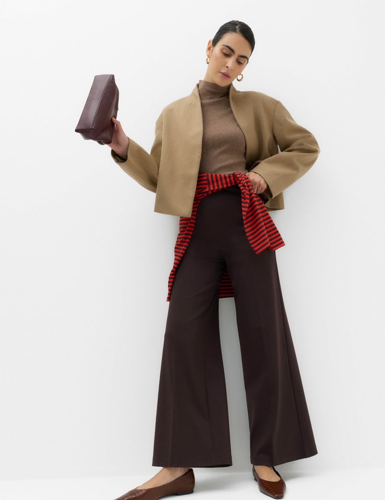 Brown Wide-Leg Trousers with a Beige Cropped Jacket Brown Wide-Leg Trousers with a Beige Cropped Jacket — Trendy Brown Trousers Outfit