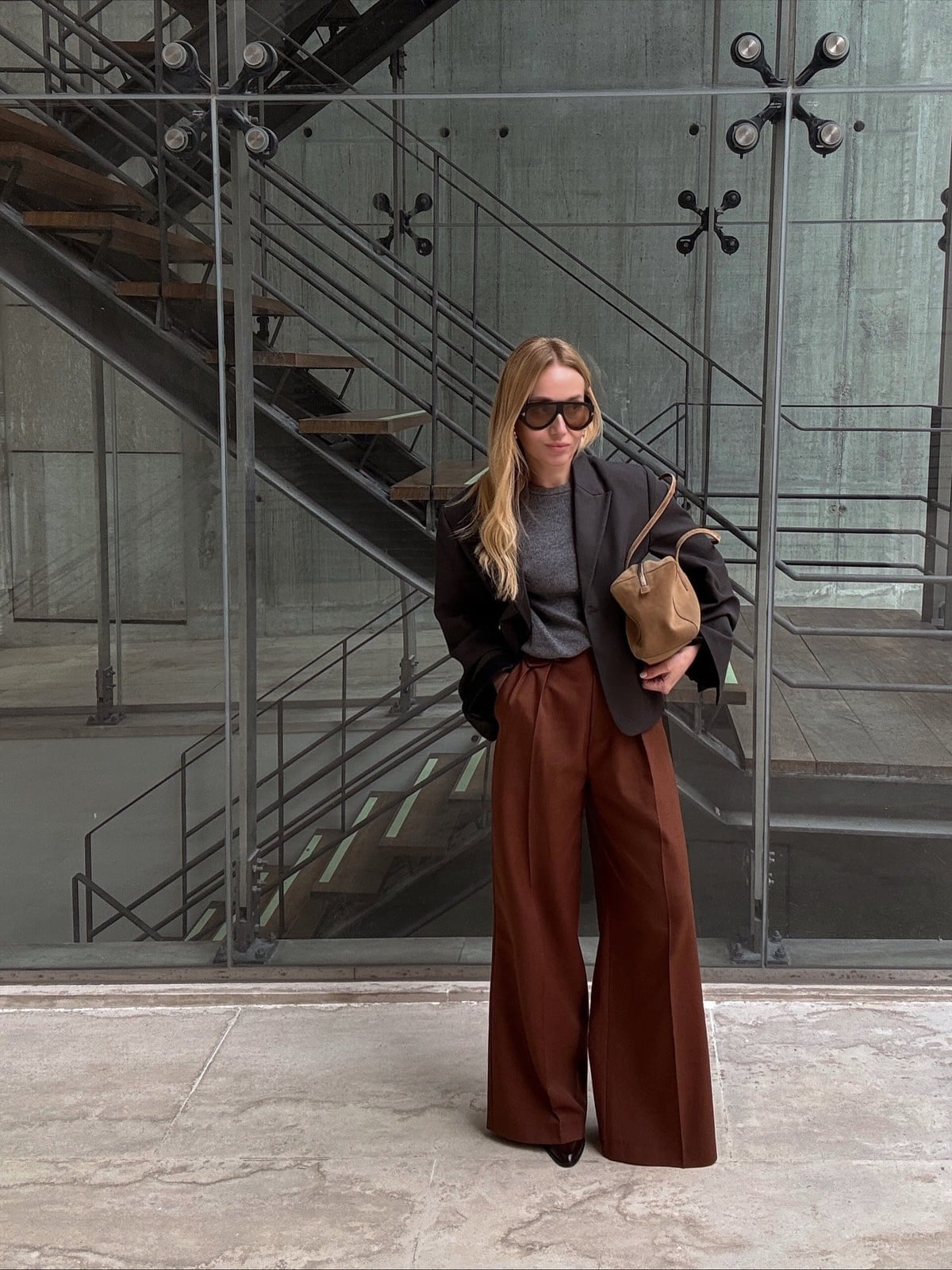 Brown Wide-Leg Trousers with a Cream Sleeveless, Close-Up Take Brown Wide-Leg Trousers with a Cream Sleeveless, Close-Up Take — Trendy Brown Trousers Outfit