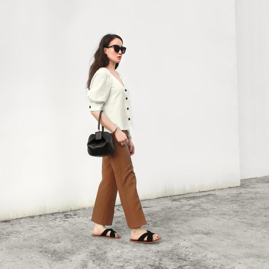 Tailored Brown Trousers with a White Puff-Sleeve Top Tailored Brown Trousers with a White Puff-Sleeve Top — Trendy Brown Trousers Outfit