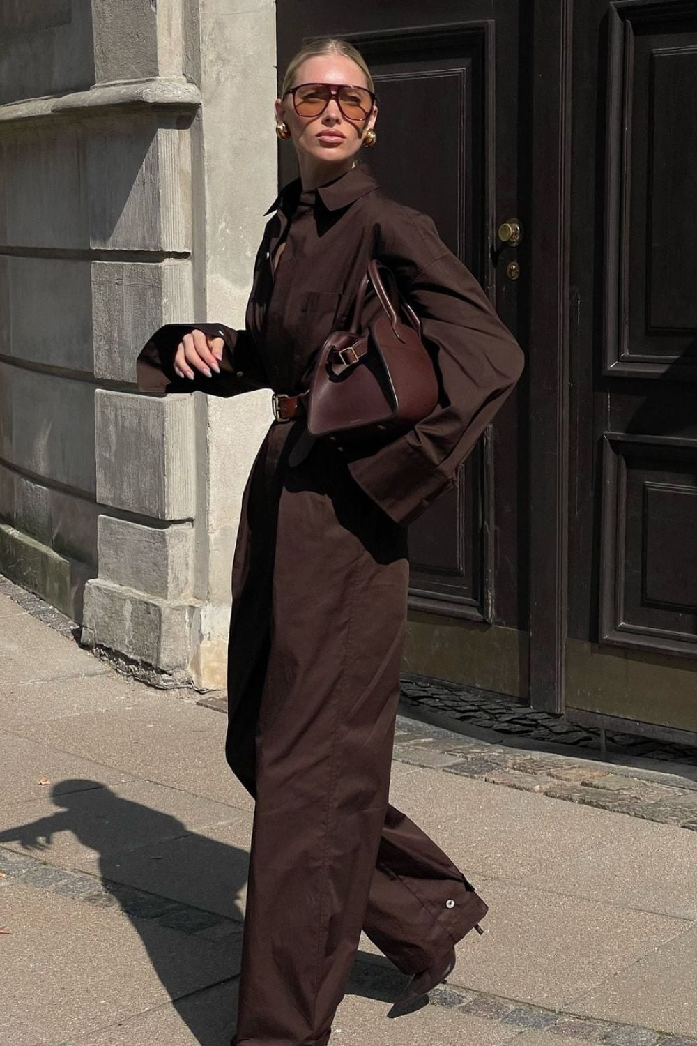 Monochromatic Brown Wide-Leg Trousers with an Oversized Shirt Monochromatic Brown Wide-Leg Trousers with an Oversized Shirt — Trendy Brown Trousers Outfit