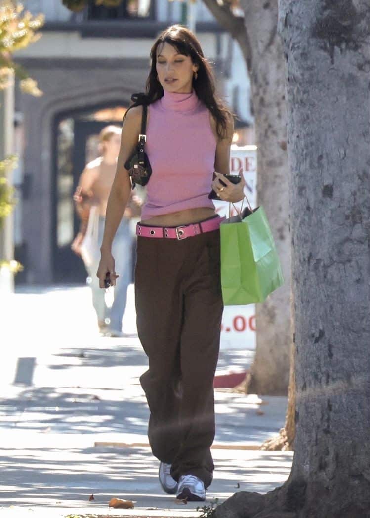 Brown Wide-Leg Trousers with a Pink Turtleneck and Jacket Brown Wide-Leg Trousers with a Pink Turtleneck and Jacket — Trendy Brown Trousers Outfit