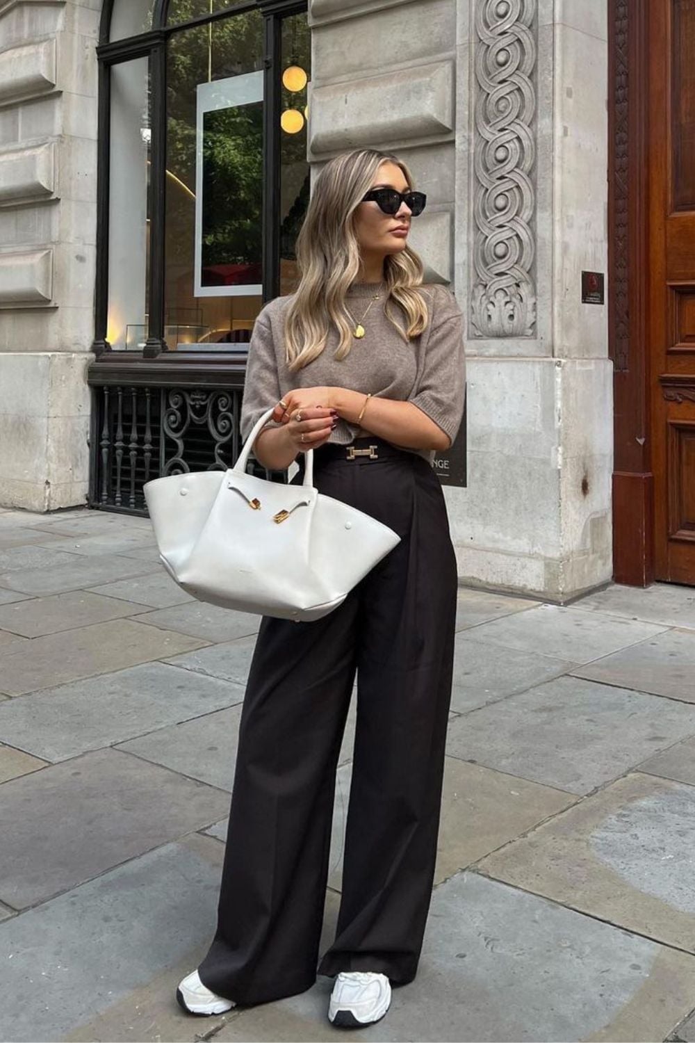 Dark Brown Wide-Leg Trousers with a Beige Top Dark Brown Wide-Leg Trousers with a Beige Top — Trendy Brown Trousers Outfit