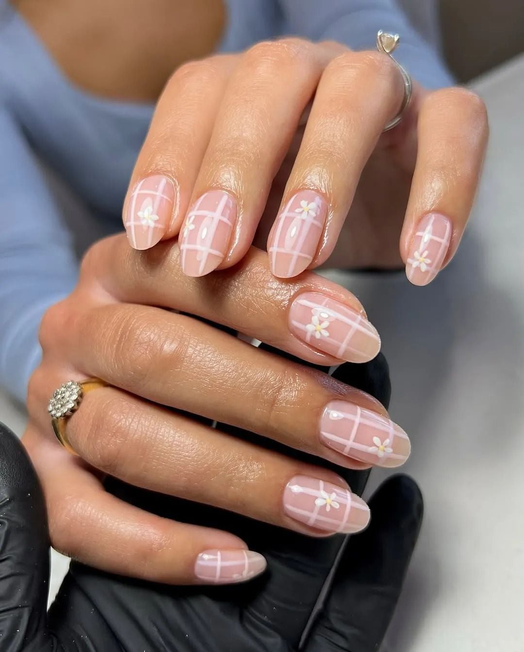 Short Almond Grid Nails with White Flowers Short Almond Grid Nails with White Flowers — Trendy Builder Gel Nails