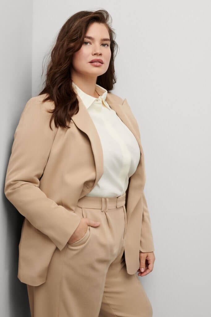 Fitted Beige Blazer with Cream Silk-Blend Shirt Fitted Beige Blazer with Cream Silk-Blend Shirt — Trendy Business Professional Outfits