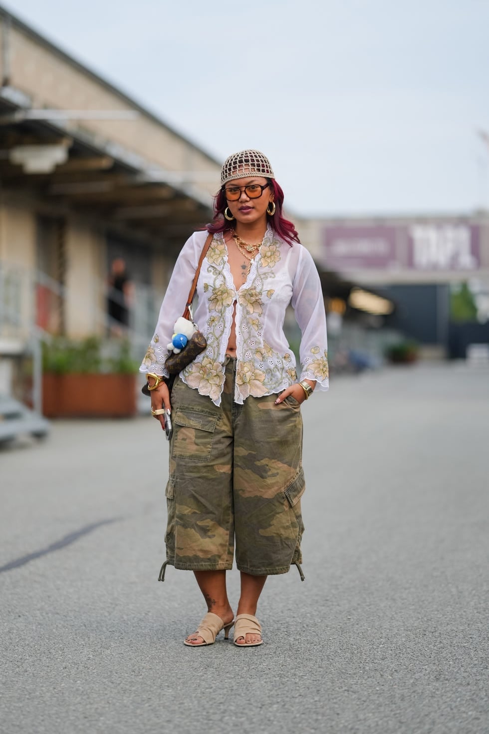 Camo Cargo Shorts With Floral Blouse Camo Cargo Shorts With Floral Blouse — Trendy Camo Outfits