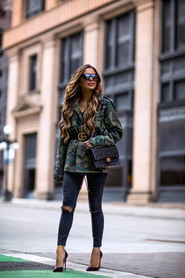 Camo Jacket With Ripped Skinny Jeans and Black Pointed Heels Camo Jacket With Ripped Skinny Jeans and Black Pointed Heels — Trendy Camo Outfits